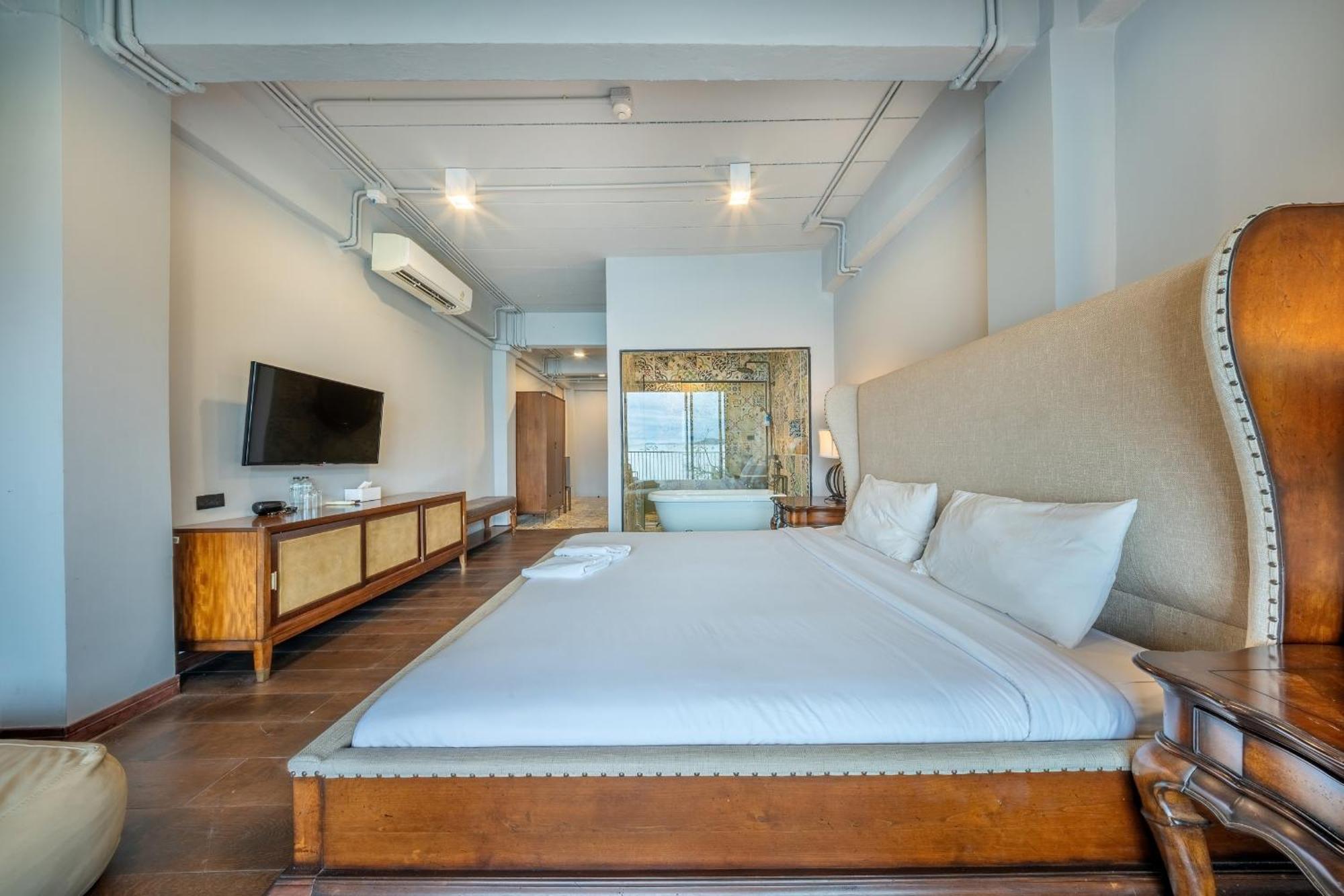 Shin Arch39 Phuket Beach Front - Sha Plus Chalong Exterior photo